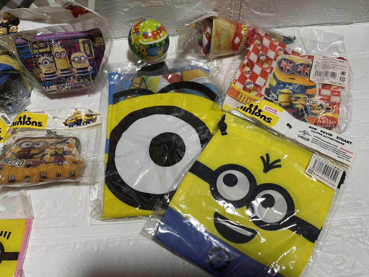 未開封☆ミニオンズ　Minions ポーチ　巾着　ハンカチ　シュシュ　ジャンボステックバルーン　小銭入　エコカイロ　手鏡等計16点　雑貨_画像2