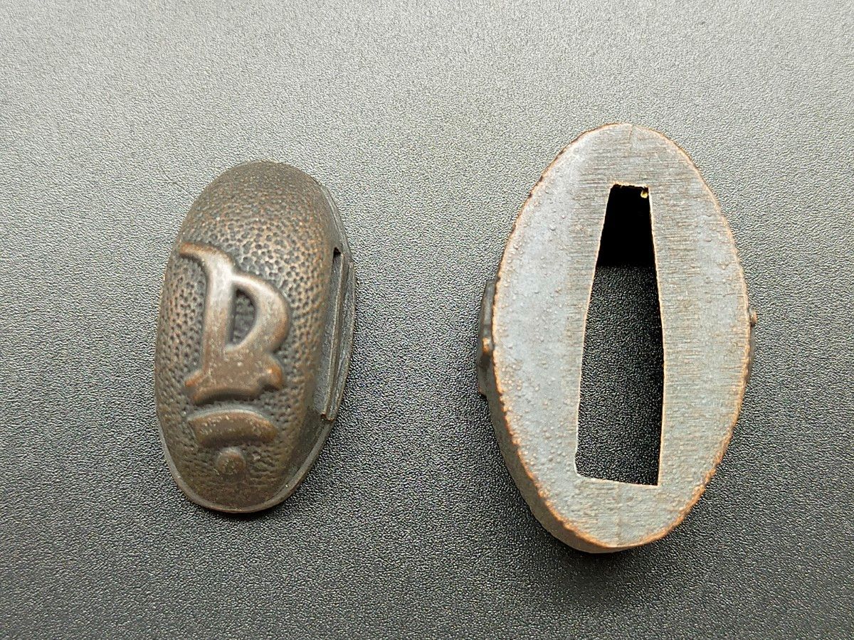 日本刀装具　縁頭　合金製　梵字の図