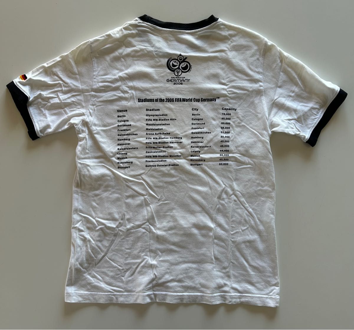 2006年 FIFA サッカーワールドカップ 限定Tシャツ　Ｌ 半袖Tシャツ　左袖にドイツ国旗刺繍　ホワイト×ブラック