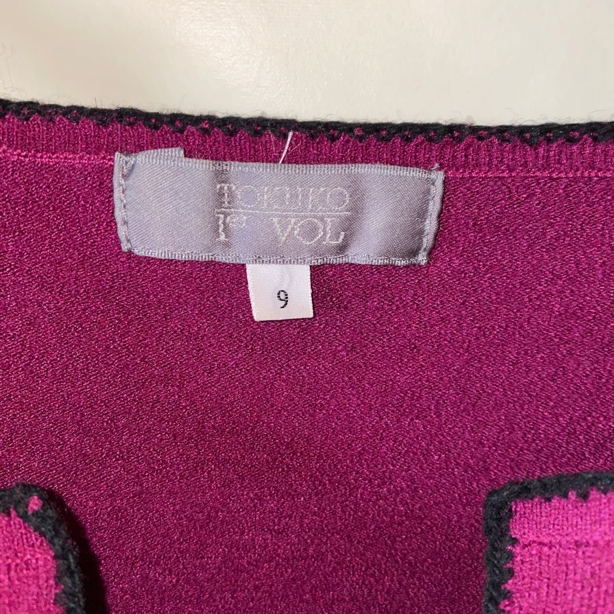 TOKUKO 1erVOL紫刺繍Vネックセーター