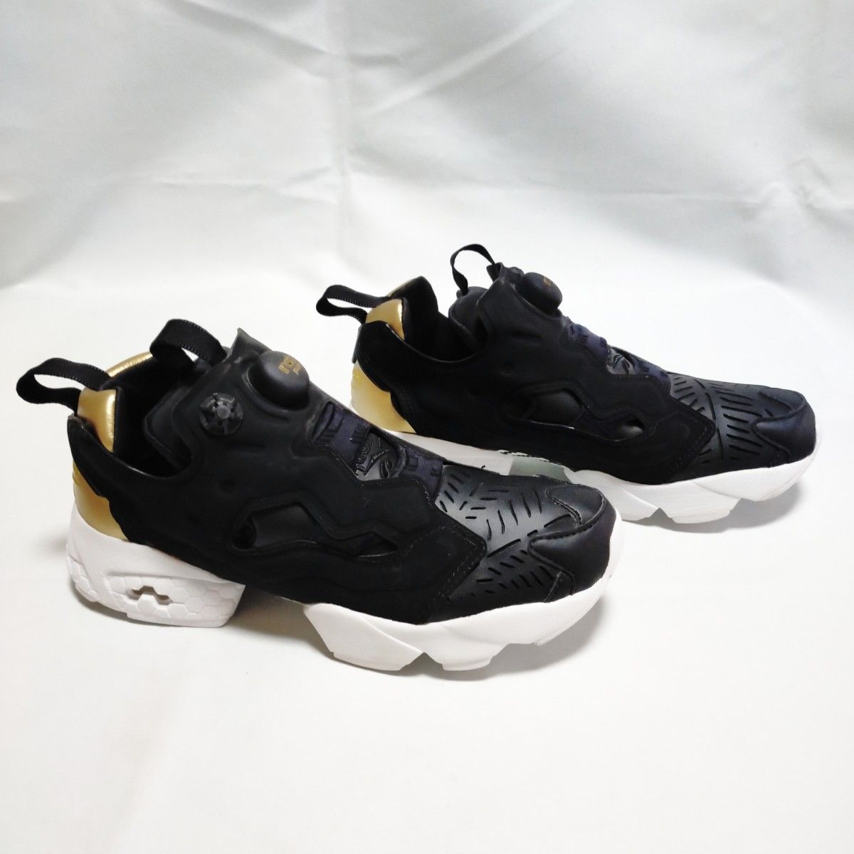 【美品】Reebok インスタポンプフューリー ブラック/ゴールド 24cm