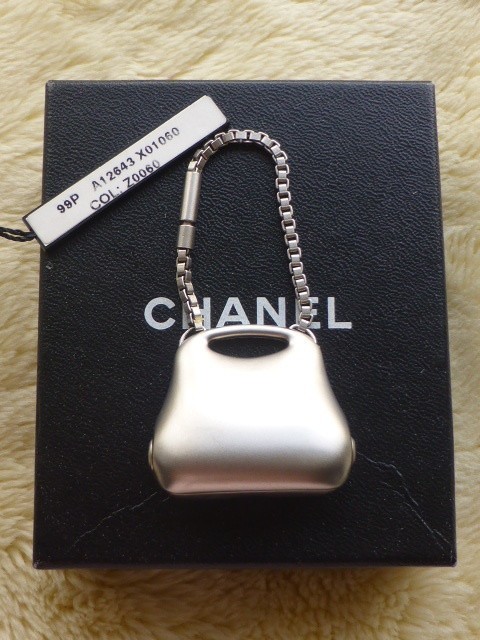 ☆送料無料☆CHANEL　シャネル　ヒップバッグシリーズ　マットシルバーバッグ型　キーチェーン　キーホルダー（USED)_画像1