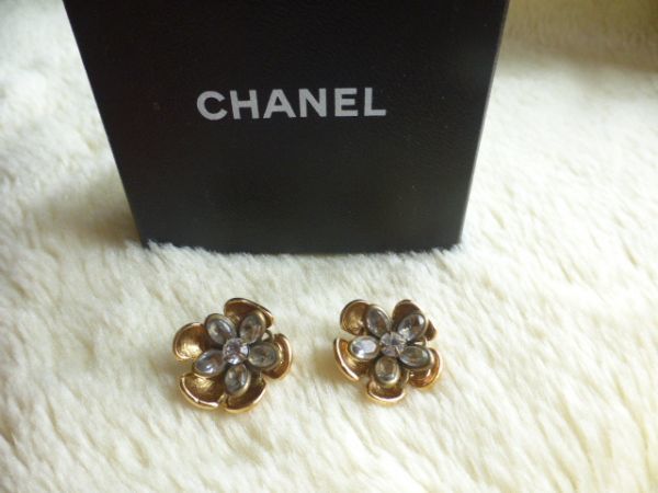 ☆送料無料☆CHANEL　シャネル　お花型モチーフ　ヴィンテージ系マット＆いぶしゴールドストーン付　ピアス（USED)_画像1