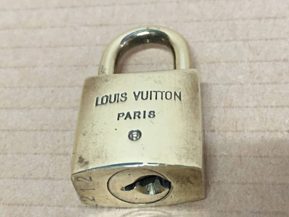 ★【逸品堂】★ 綺麗目 212 ルイヴィトン LOUIS VUITTON 旧型 パドロック カデナ 南京錠 鍵 カギ 真鍮 金属 美品 キーリング キーホルダー_画像5