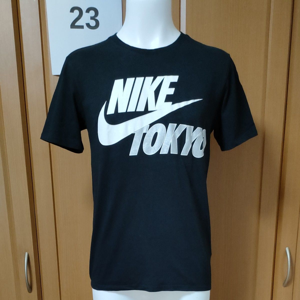 ナイキ半袖TシャツSS　ブラックボディに映えるNIKEロゴ＆スウォッシュ　TOKYO文字はシルバーラメでカッコいい！