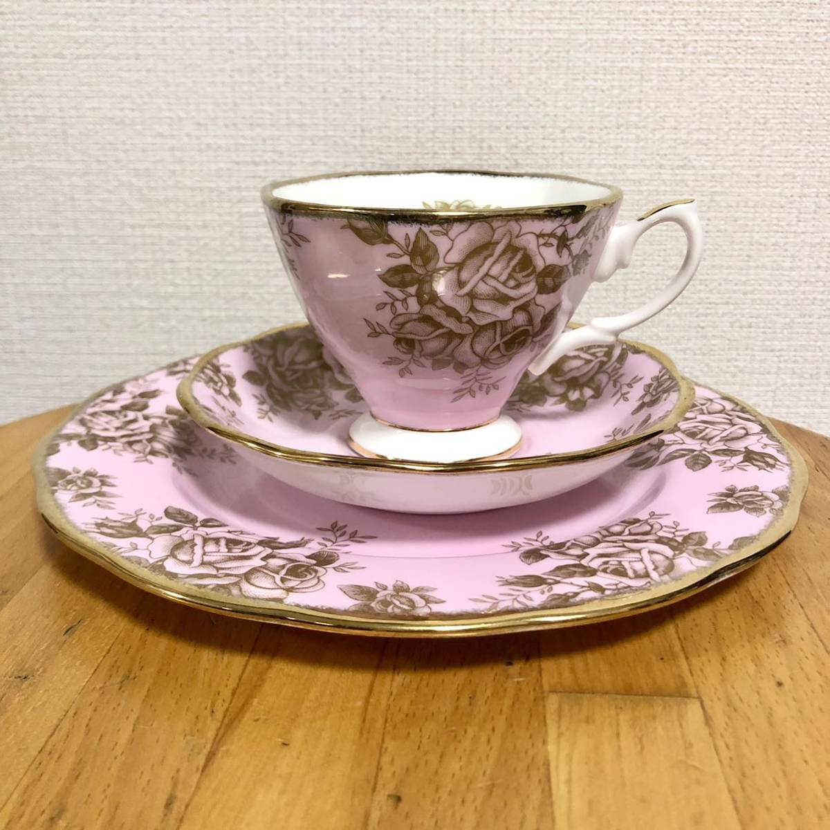 カップ&ソーサー ロイヤルアルバート ROYAL ALBERT ケーキ皿 ゴールデンローズ　ローズ　バラ　トリオ　100周年　100th ティーカップ　薔薇_画像1