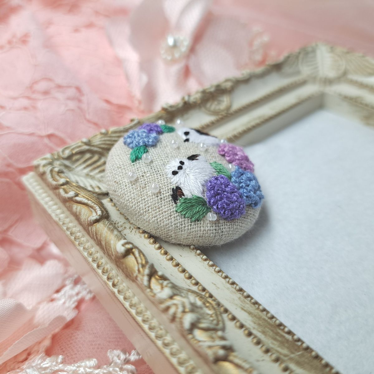 シマエナガ 刺繍ブローチ くるみボタン ハンドメイド 手刺繍