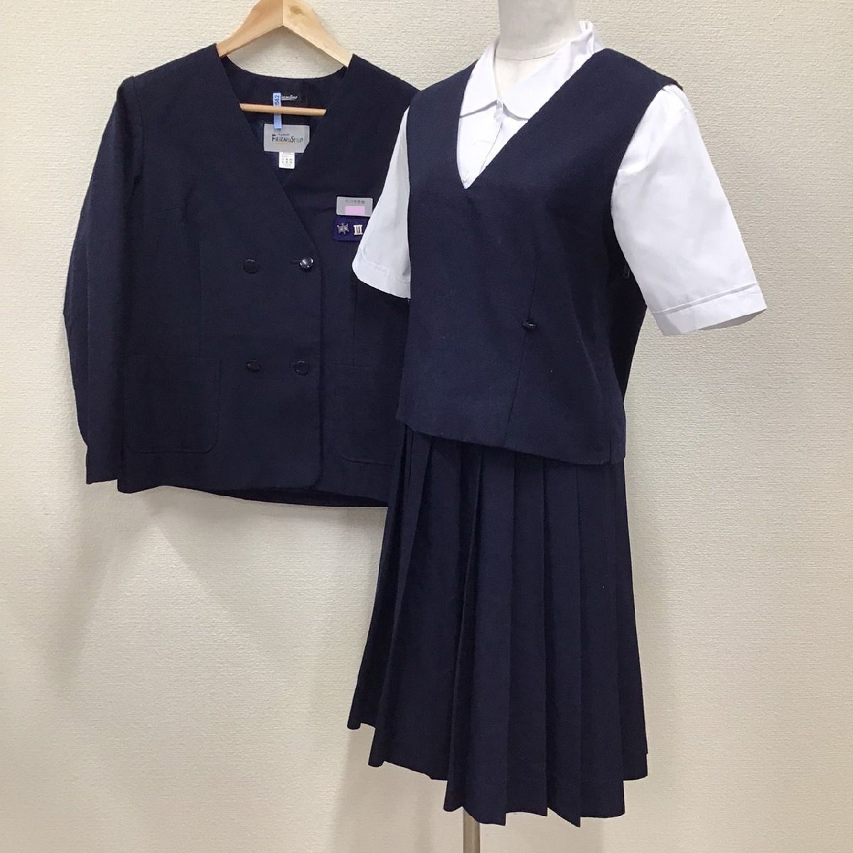 O109(中古) 兵庫県 市川中学校 (旧制服) 学生服 4点セット /校章/165A/W66/イートン型ブレザー/ベスト/スカート/ブラウス/制服/学生服_画像2