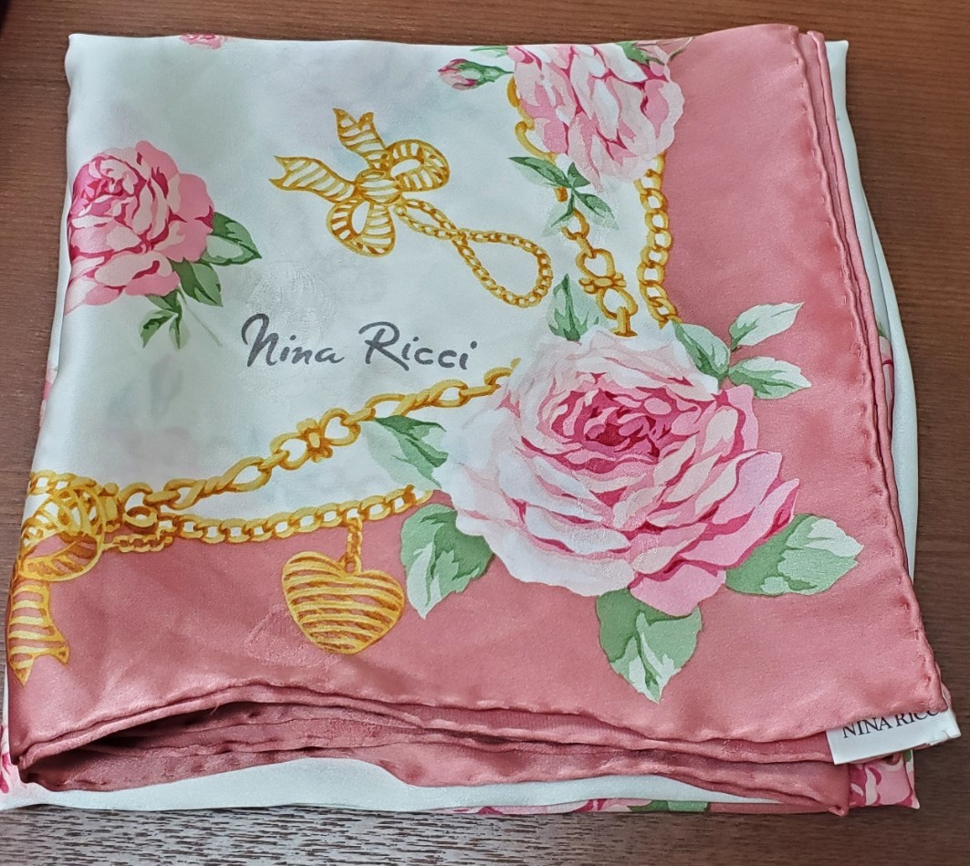 ●NINA RICCI●シルク100% スカーフ 　86㎝×88㎝　美品_画像4