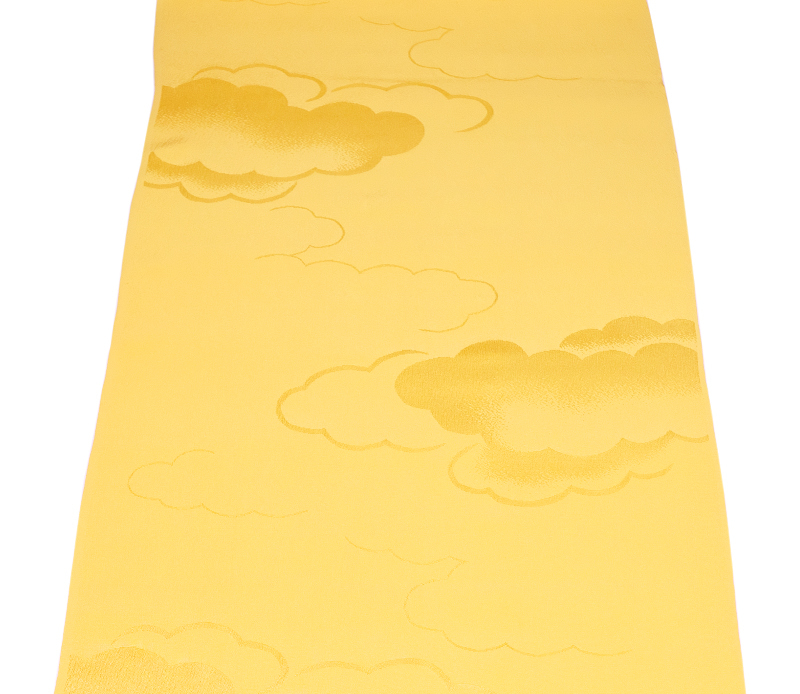 058－２番 新品 正絹 越縮緬地端切れ 卵色 雲取り模様 幅38センチ １ｍ当たり切り売り 表地用 少し薄地 長襦袢地 少し訳あり_画像1