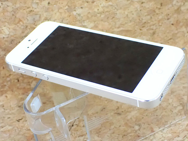 【中古】SoftBank iPhone5 32GB ホワイト&シルバー MD300J/A 制限〇 一括購入 本体(NFB80-60)_画像3