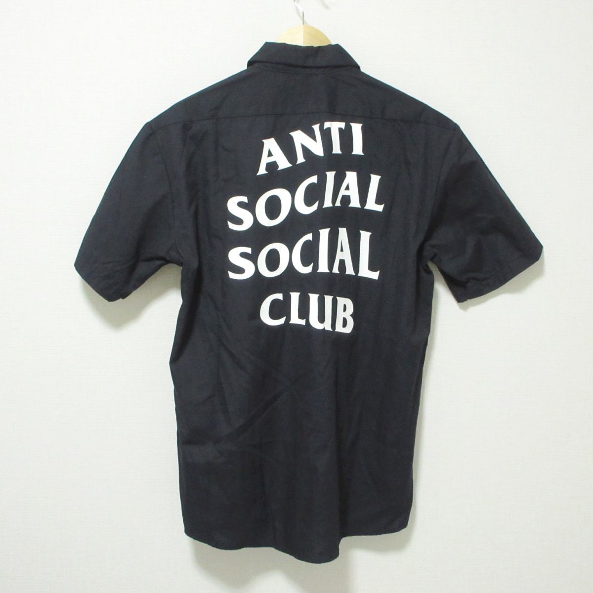 美品 ANTI SOCIAL SOCIAL CLUB×Dickies アンチソーシャルソーシャルクラブ×ディッキーズ バックプリント 半袖 シャツ M ブラック 903_画像1