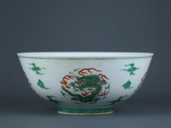 清代 大清嘉慶年製 陶磁器 紅緑彩団龍紋碗【仁】染付 置物擺件 古賞物