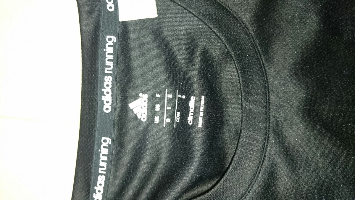 アディダス running Tシャツ O 未使用 ディスプレイ品 adidas スポーツ 正規品 本物 中古扱い_画像3