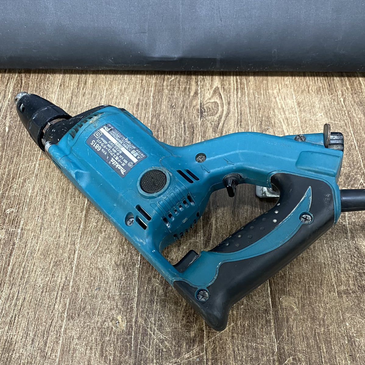 動作品■makita マキタ ボード用スクリュードライバ 100V 電動工具 コード式 締め付け工具 大工道具 建築 6815 中古品■兵庫県姫路市発 B3_画像3