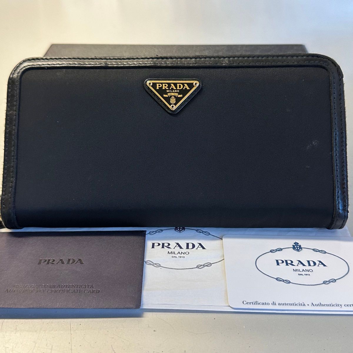 新品同様! プラダ PRADA 財布 長財布 ナイロン ラウンドファスナー