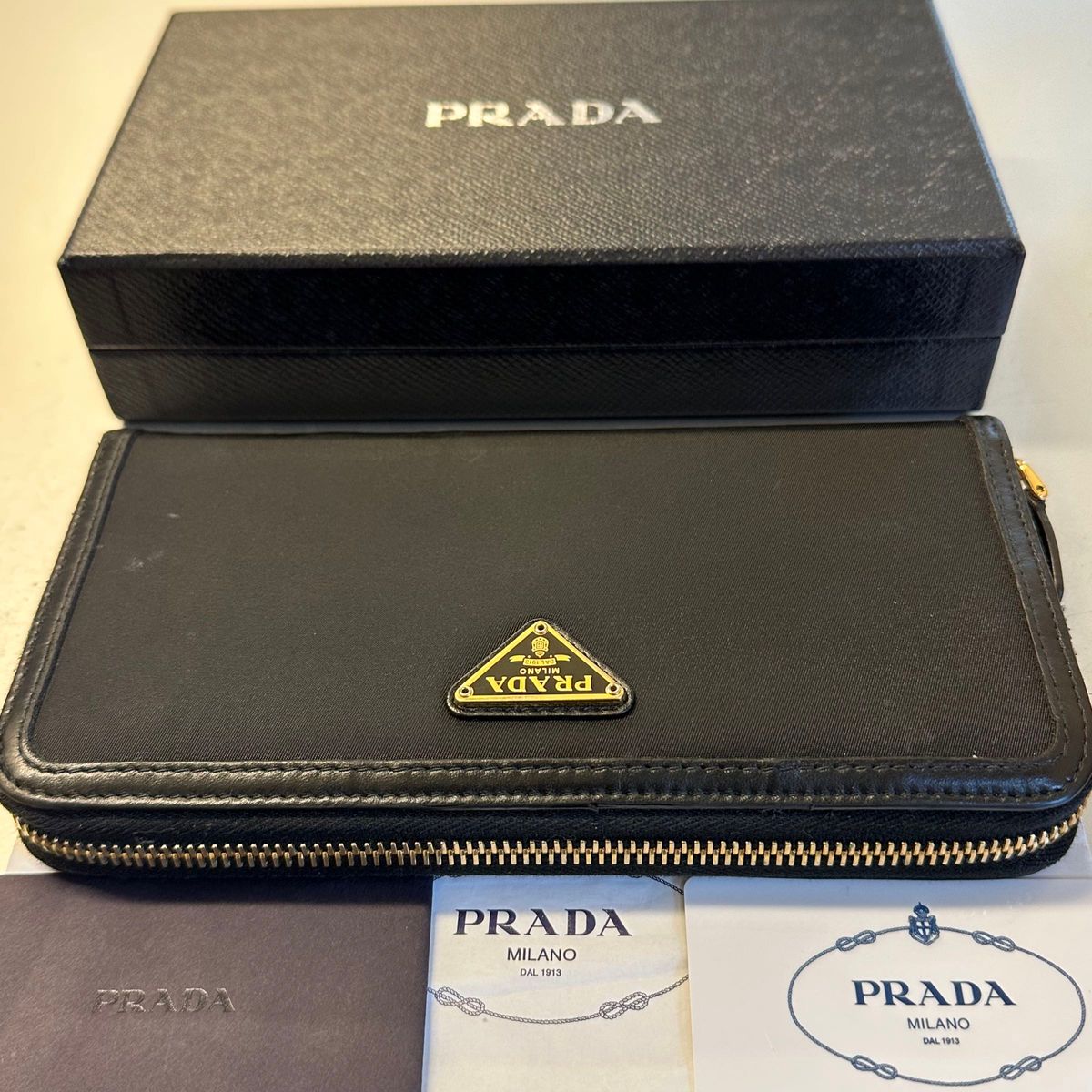 新品同様! プラダ PRADA 財布 長財布 ナイロン ラウンドファスナー