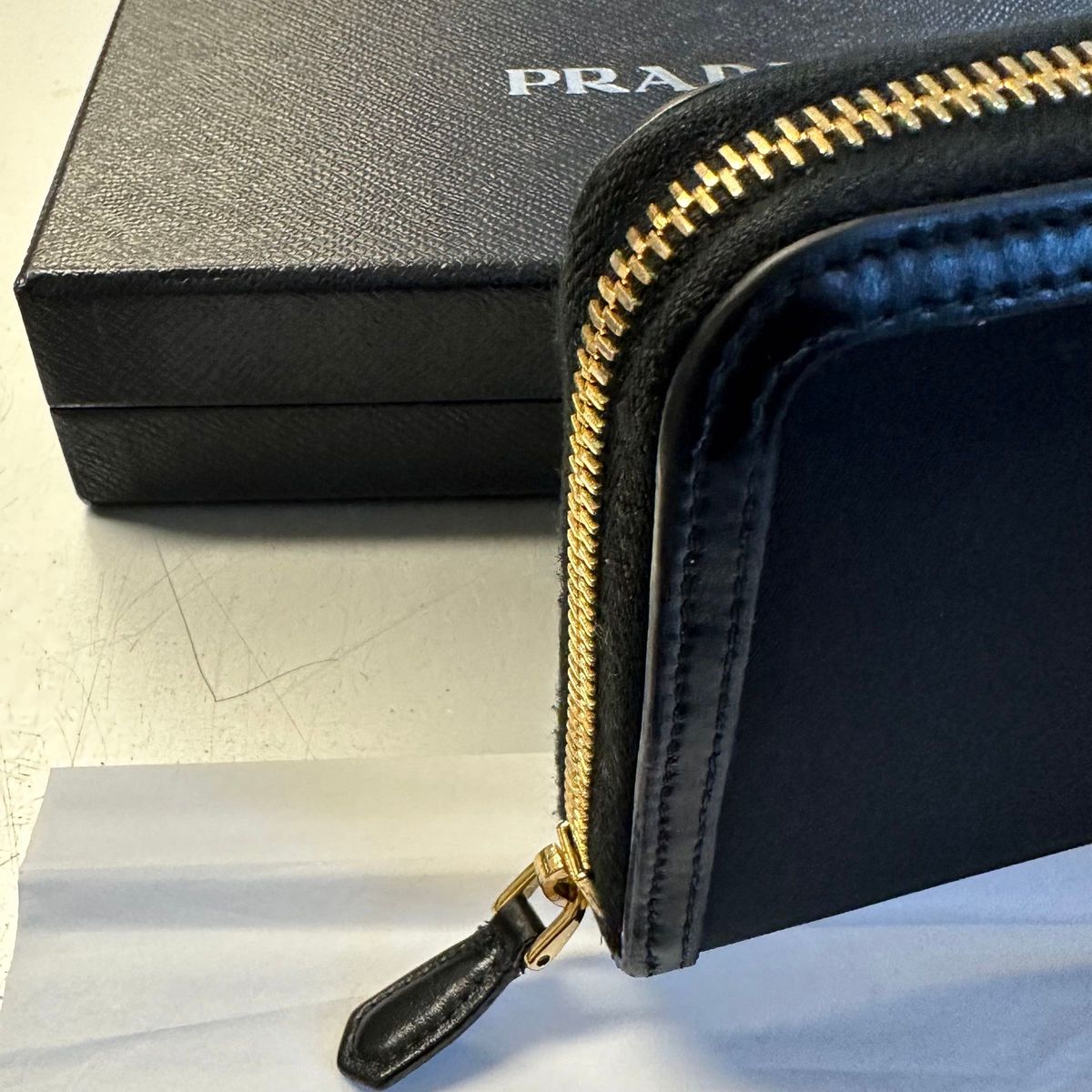 新品同様! プラダ PRADA 財布 長財布 ナイロン ラウンドファスナー