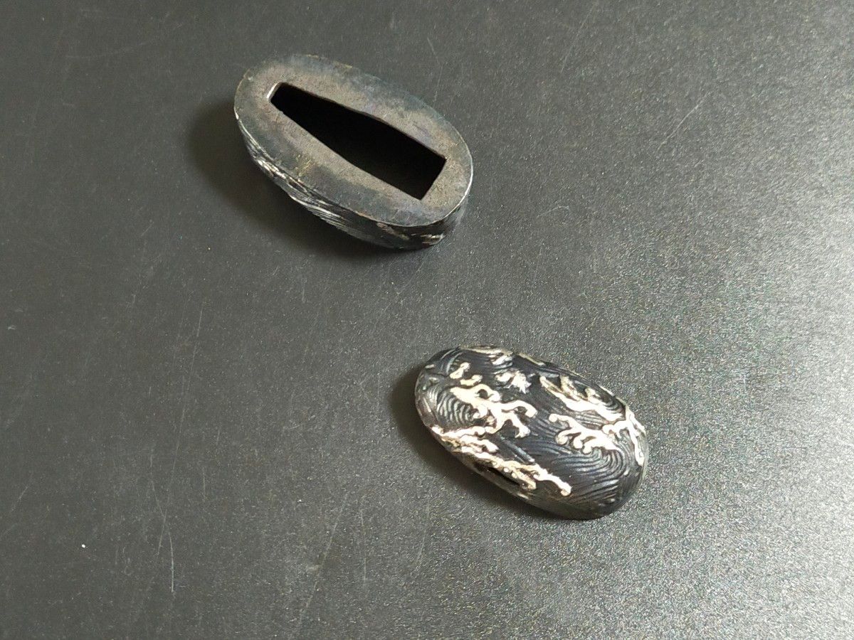 SQ194　縁頭　波の図　銅地　絵金銀　日本刀装具