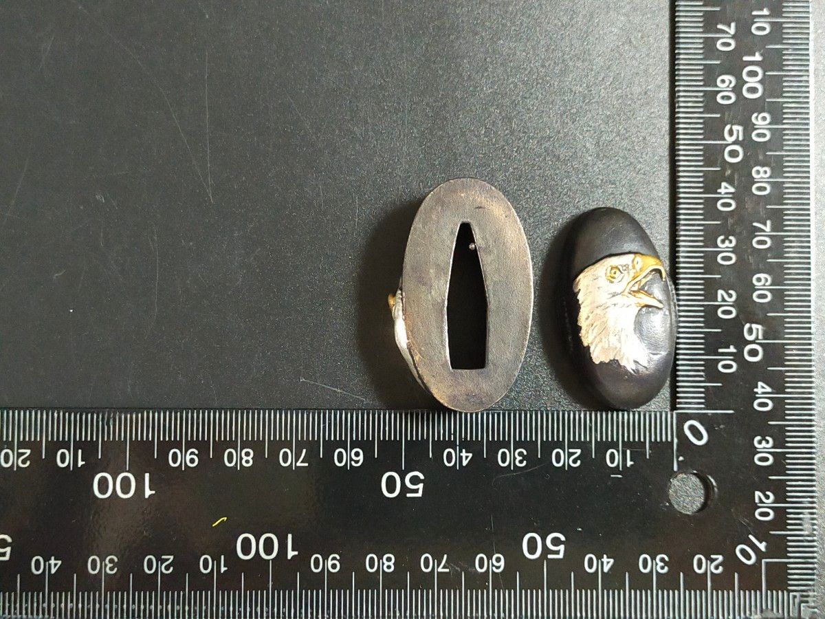 SQ197　縁頭　鷹首の図　銅地　絵金銀　日本刀装具