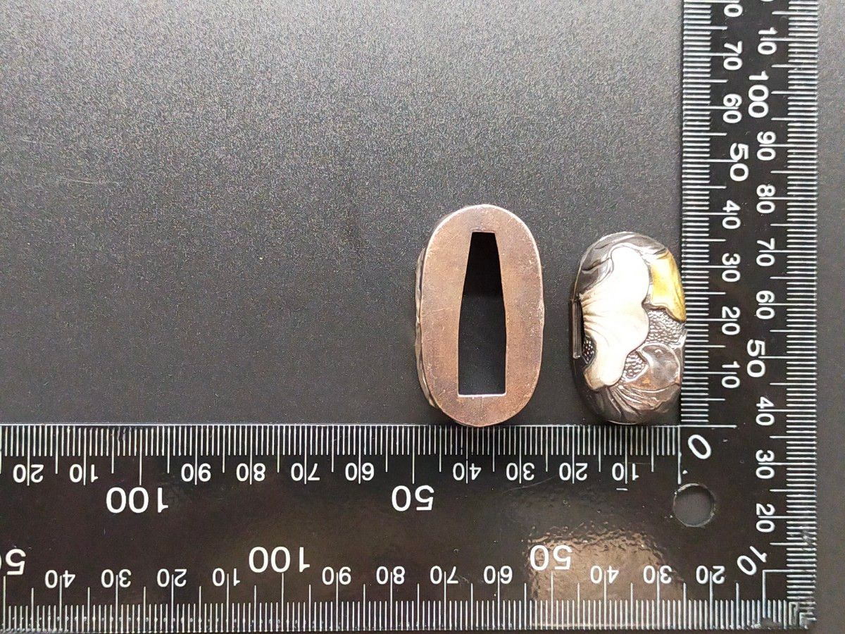Q120　縁頭　葉の図　銅地　絵金銀　日本刀装具