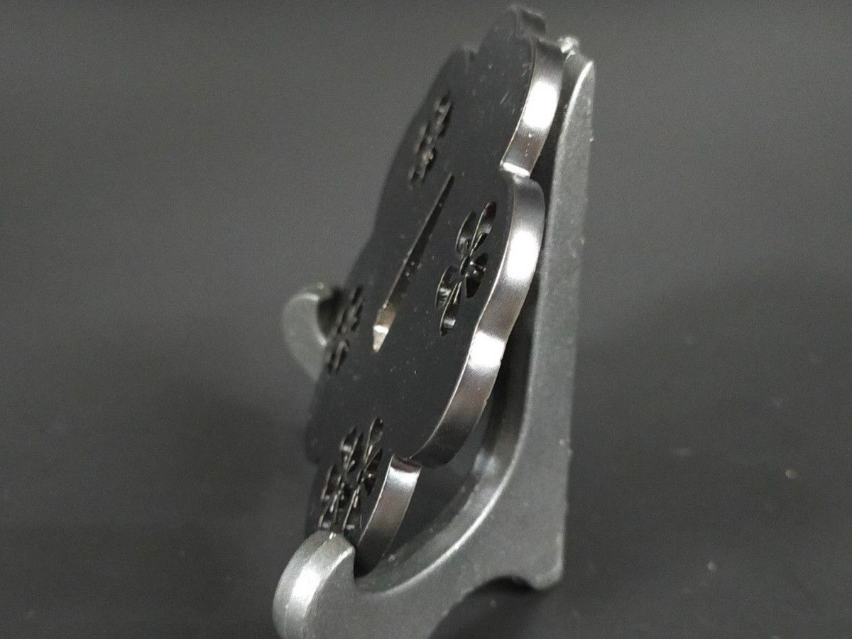 刀鍔　桜の図　鉄地　日本刀装具　鍔　つば　鐔　刀鐔　刀の鍔