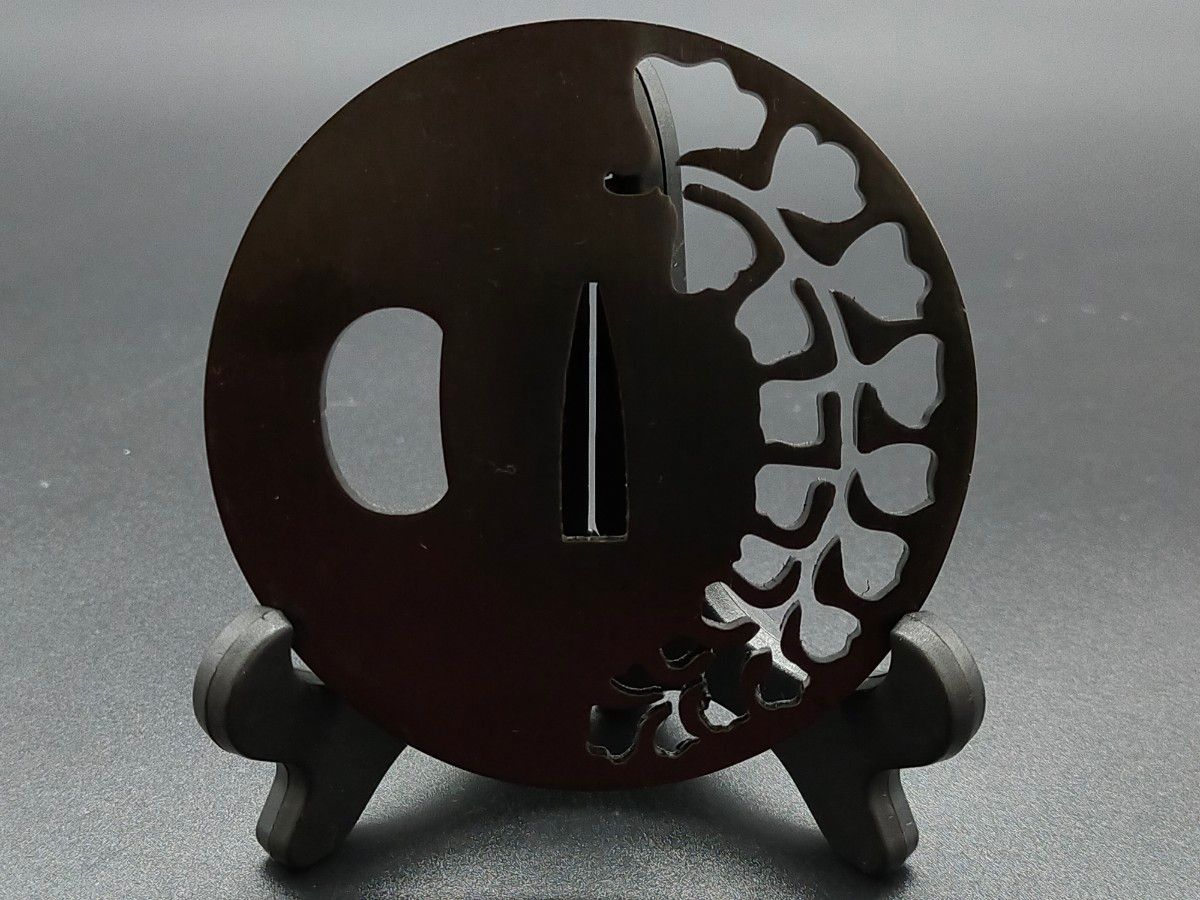 刀鍔 藤の花図 鉄製 黒色塗装 居合道 日本刀装具 鍔 つば 刀鐔 刀鍔 藤の花図 鉄製 黒色塗装 居合道 日本刀装具 鍔 つば 刀鐔