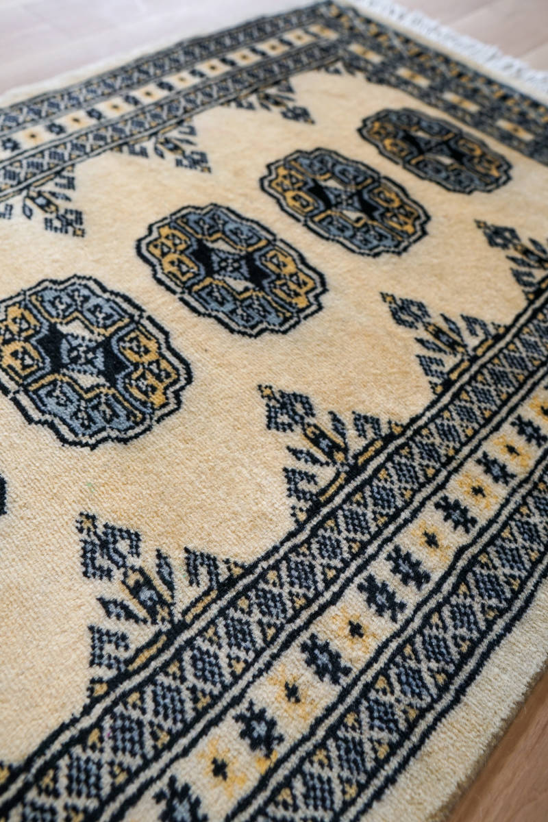 95×63cm【パキスタン手織り絨毯】 ペルシャ絨毯｜PayPayフリマ