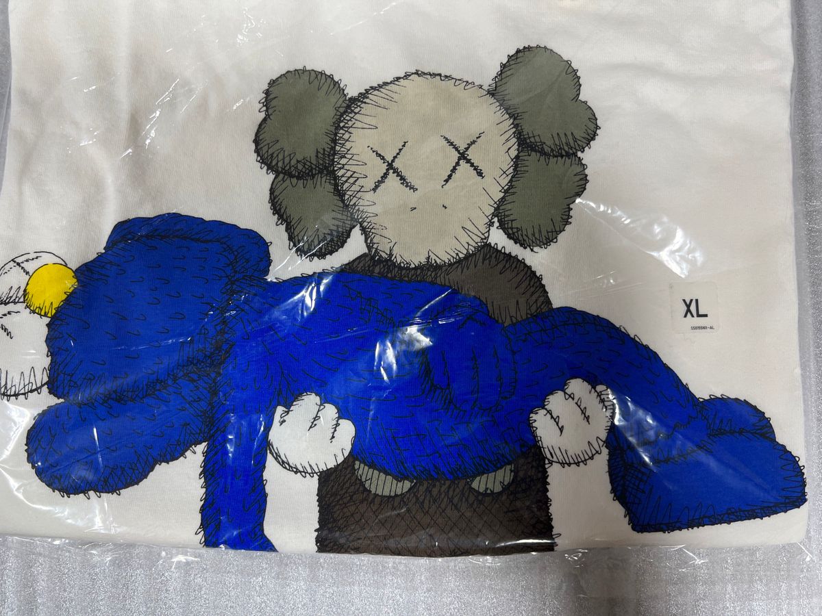 ☆新品未使用☆UNIQLO ×KAWS UTユニクロ×カウズ コラボ  XL ②