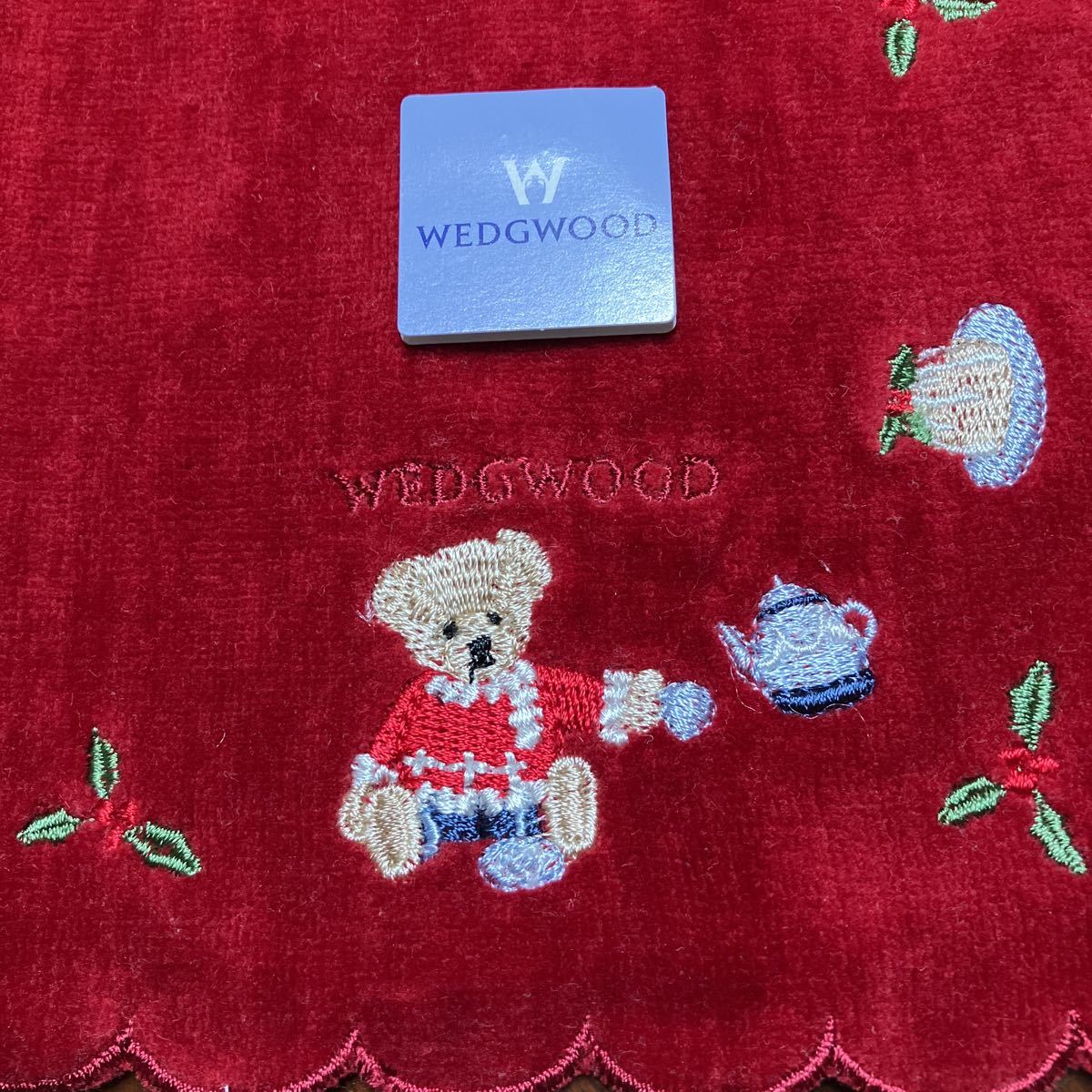 WEDGWOOD ウェッジウッド タオルハンカチ　赤系　総刺繍　可愛い　27.5㎝四方 綿100% 希少品_画像2