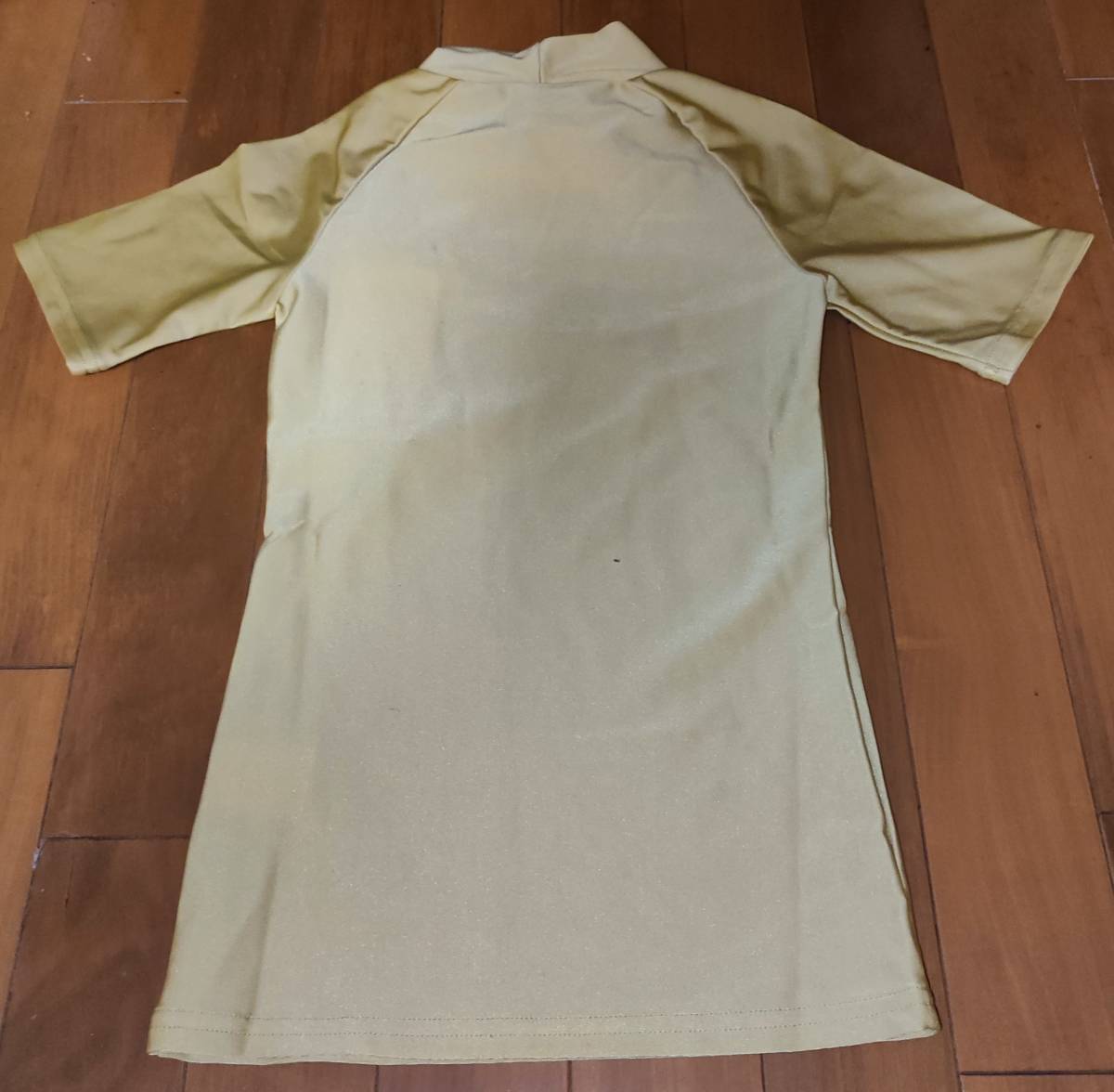 【umbro】アンブロ　半袖コンプレッションシャツ　ゴールド　サイズ150　未使用_画像2
