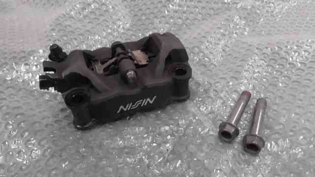 CBR400R NC56-1200xxx の キャリパー 右 *1693965914 中古