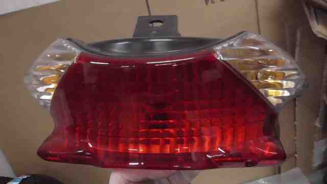 アドレスV125S LTD　CF4MA-169xxx　の　テールランプ　傷 *1694570958　中古