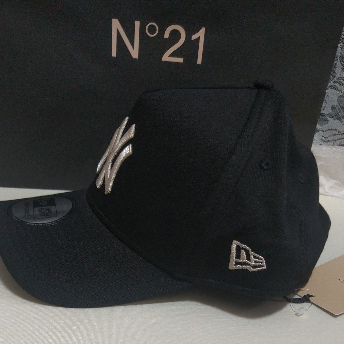 新品タグ付き ヌメロヴェントゥーノ× NEW ERA×MLB ニューヨークヤンキーストリプルコラボ キャップ ブラック 男女兼用