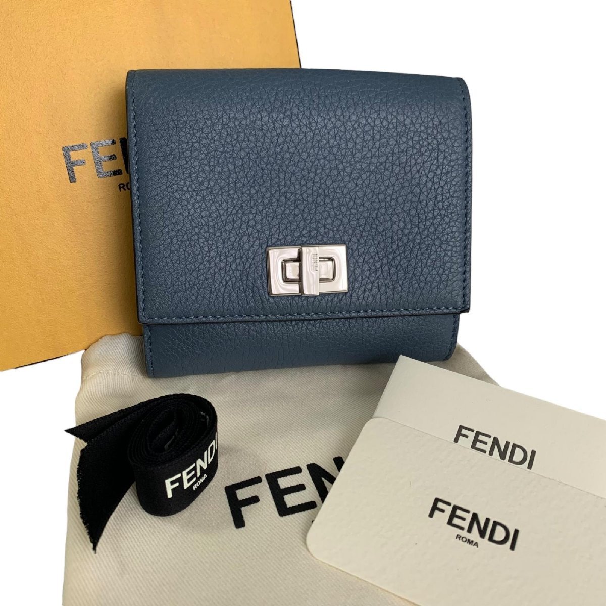 最旬ダウン 美品 FENDI フェンディ ピーカブー 二つ折り財布 ネイビー