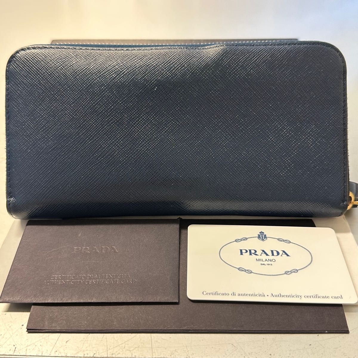 未使用に近い！　プラダ　PRADA 財布　長財布　サフィアーノレザー　ロゴ金具　ラウンドファスナー