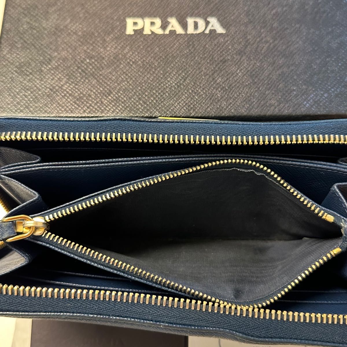 未使用に近い プラダ PRADA 財布 長財布 サフィアーノレザー ロゴ金具