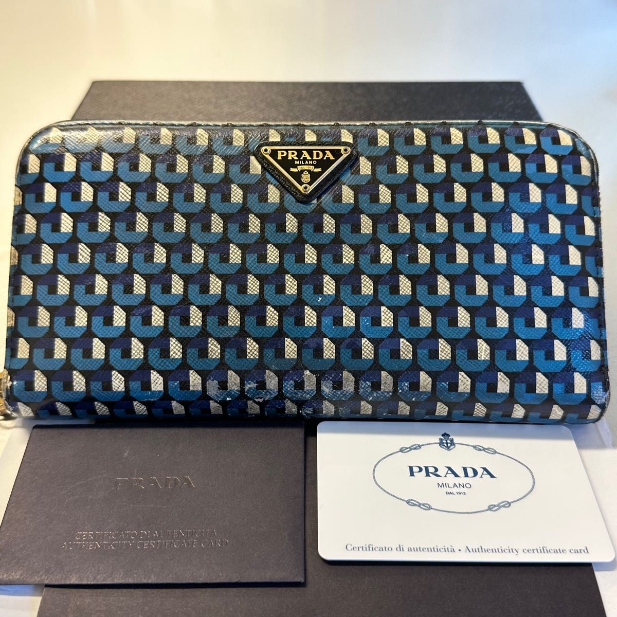 プラダ PRADA 財布 長財布 サフィアーノレザー ロゴ金具 ラウンド