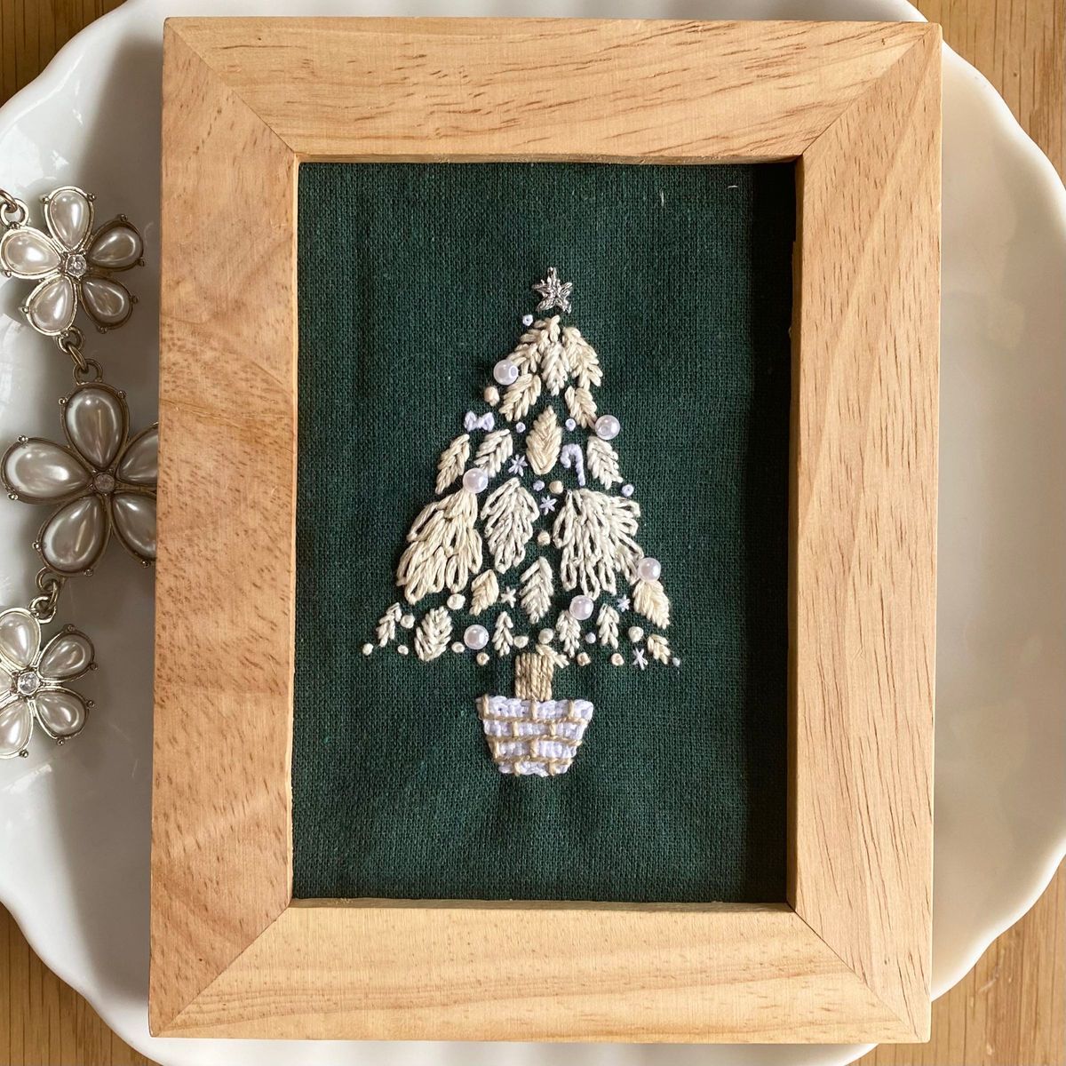 191 刺繍 フレーム クリスマスツリー ホワイト ビーズ ハンドメイド