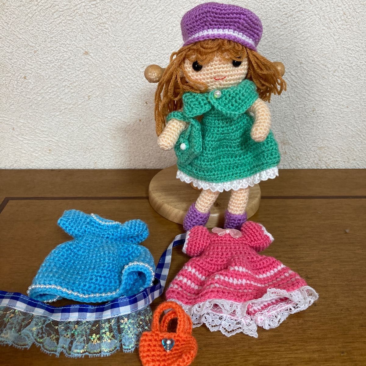 1点物　手編みの着せ替え女の子の人形　ワンピース3点、帽子、バッグ2点、靴　手編みのハンドメイド品