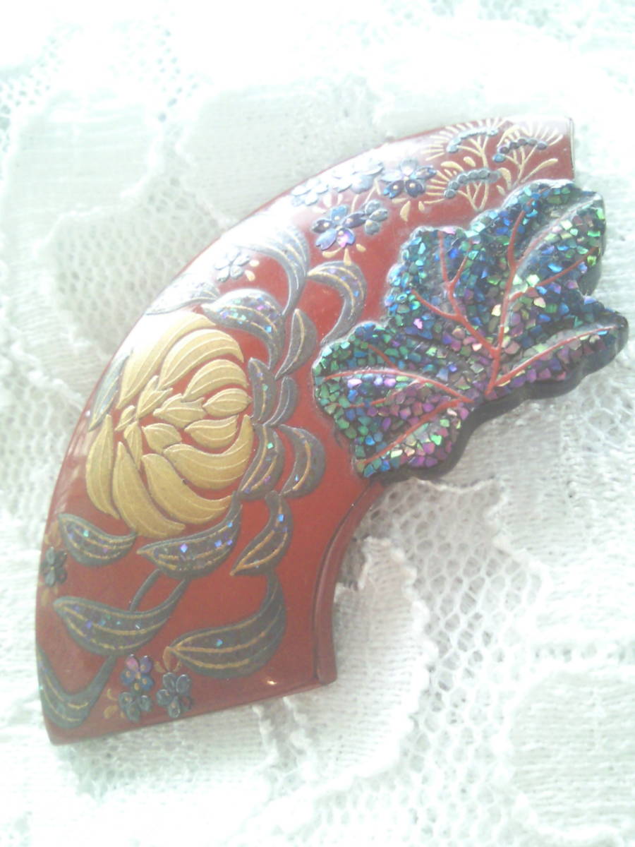 昭和レトロ帯留 作家銘有り 朱塗り 扇形 金菊花 螺鈿風 年代物 帯留め