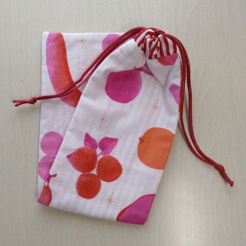 ヘアアイロン用ケース　巾着　フルーツ柄ピンク系　携帯用　修学旅行　女子中高生さん