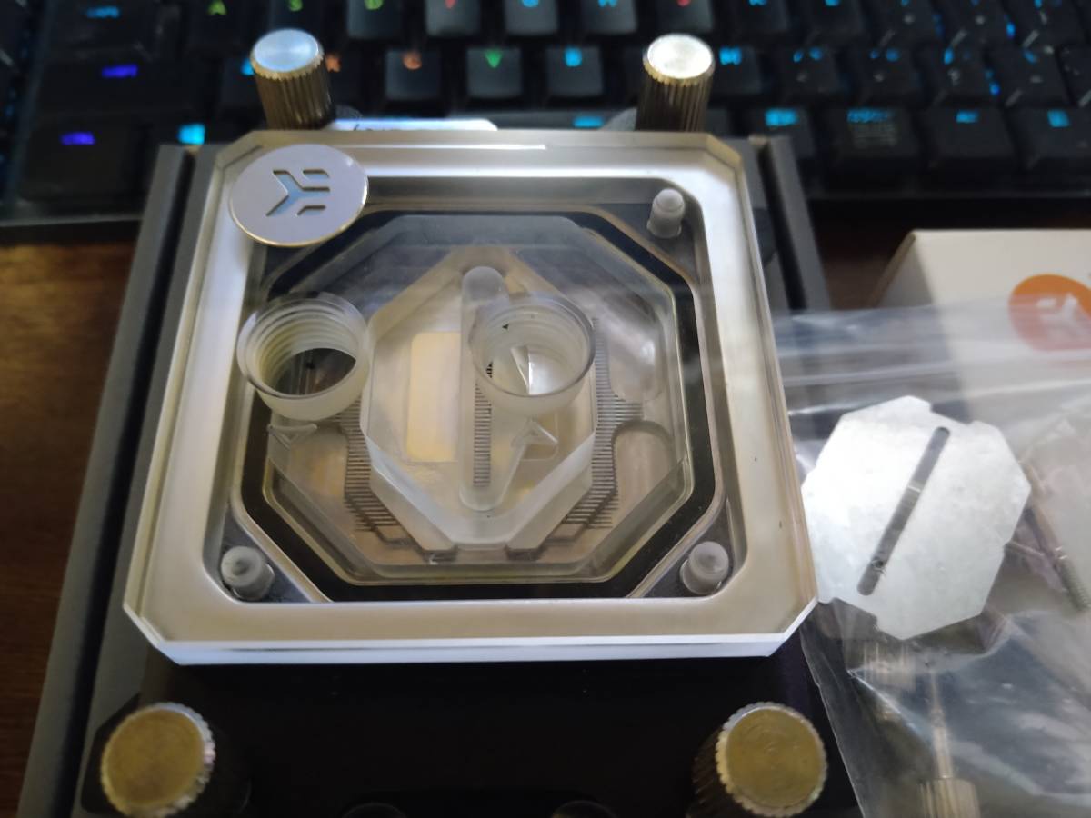 冷ブロック,CPU用 EK-Quantum Velocity - AMD Nickel + Plexi AM4（中古）、送料着払い_画像2