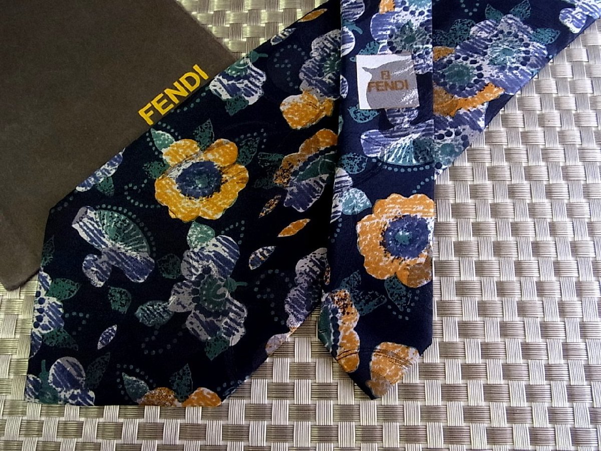 ♪1236S♪新品【花 植物 葉っぱ 柄】フェンディ【FENDI】ネクタイ_画像1