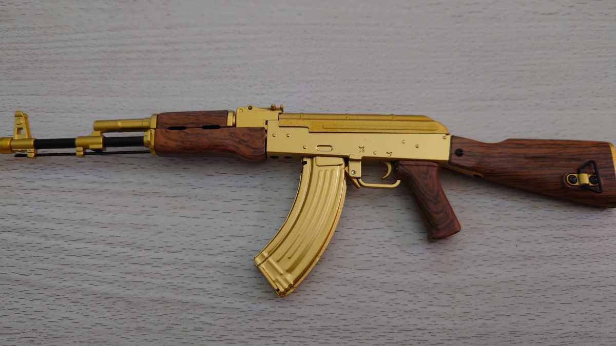 精巧1/3スケール　AK47 ミニチュアライフル　ゴールド　ミリタリー　モデルガン　トイガン　鑑賞用　_画像2