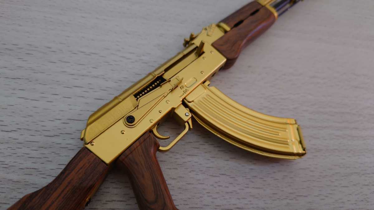 精巧1/3スケール　AK47 ミニチュアライフル　ゴールド　ミリタリー　モデルガン　トイガン　鑑賞用　_画像3