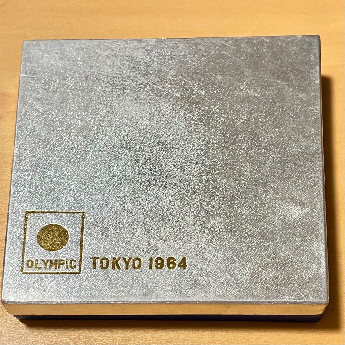 未使用 第18回 東京オリンピック 1964年 記念リレーフ EIJI N.R.R KDC メダル型 置物 プレート 記念盾 金属