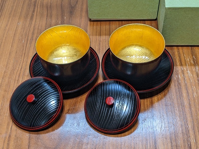 お正月に★木製漆器★内金箔★茶托/蓋付き湯呑2客セット★黒木目　うるし塗　天然木　金箔　ペア_画像2