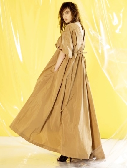 まとめ買い】 新品 定価5.9万 ボリュームスリーブ ベージュ 神崎恵着