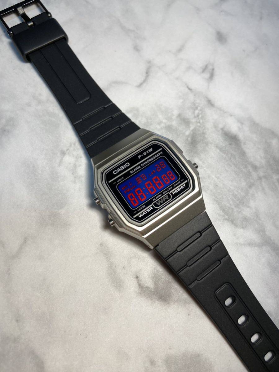 ★新品！カスタム★【送料無料】CASIO F-91W シルバーベゼル エナジーカラー反転液晶 チープカシオ カスタム　タイメックス 好きにも！！_画像1